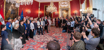 ESC Empfang des Bundespräsidenten - Präsidentschaftskanzlei, Wien - Di 21.04.2026 - Gruppenfoto ESC Teilnehmer, Bundespräsident Alexander VAN DER B87