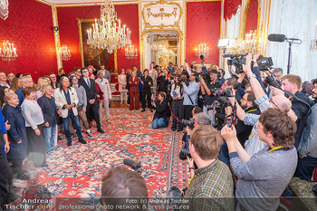 ESC Empfang des Bundespräsidenten - Präsidentschaftskanzlei, Wien - Di 21.04.2026 - Gruppenfoto ESC Teilnehmer, Bundespräsident Alexander VAN DER B89