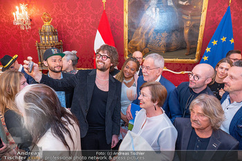 ESC Empfang des Bundespräsidenten - Präsidentschaftskanzlei, Wien - Di 21.04.2026 - The Makemakes, Selfie mit Bundespräsident Alexander VAN DER BEL102