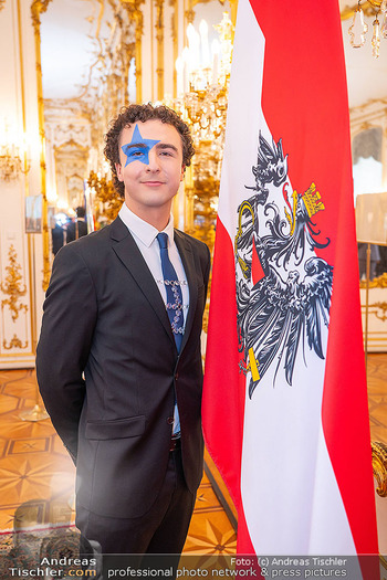 ESC Empfang des Bundespräsidenten - Präsidentschaftskanzlei, Wien - Di 21.04.2026 - COSMO (Benjamin GEDEON) (Portrait mit Österreich-Fahne, Flagge)109