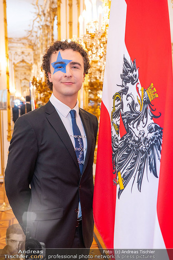 ESC Empfang des Bundespräsidenten - Präsidentschaftskanzlei, Wien - Di 21.04.2026 - COSMO (Benjamin GEDEON) (Portrait mit Österreich-Fahne, Flagge)110