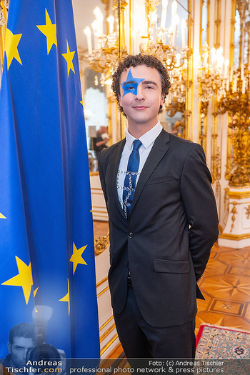 ESC Empfang des Bundespräsidenten - Präsidentschaftskanzlei, Wien - Di 21.04.2026 - COSMO (Benjamin GEDEON) (Portrait mit Europa-Fahne, Flagge, EU U111