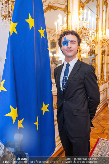 ESC Empfang des Bundespräsidenten - Präsidentschaftskanzlei, Wien - Di 21.04.2026 - COSMO (Benjamin GEDEON) (Portrait mit Europa-Fahne, Flagge, EU U112