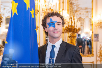 ESC Empfang des Bundespräsidenten - Präsidentschaftskanzlei, Wien - Di 21.04.2026 - COSMO (Benjamin GEDEON) (Portrait mit Europa-Fahne, Flagge, EU U113