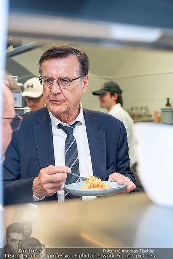25 Jahre Restaurant Vestibül - Vestibül im Burgtheater, Wien - Di 21.04.2026 - Hans MAHR mit Gulasch130