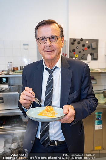 25 Jahre Restaurant Vestibül - Vestibül im Burgtheater, Wien - Di 21.04.2026 - Hans MAHR mit Gulasch140