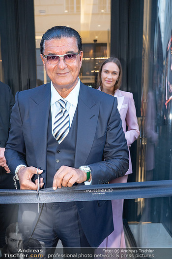 Boutique Opening - Jacob & Co Boutique Vienna - Mi 22.04.2026 - Jacob AROBO eröffnet den Store, Band durchschneiden39