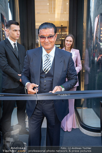 Boutique Opening - Jacob & Co Boutique Vienna - Mi 22.04.2026 - Jacob AROBO eröffnet den Store, Band durchschneiden40