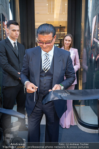 Boutique Opening - Jacob & Co Boutique Vienna - Mi 22.04.2026 - Jacob AROBO eröffnet den Store, Band durchschneiden41