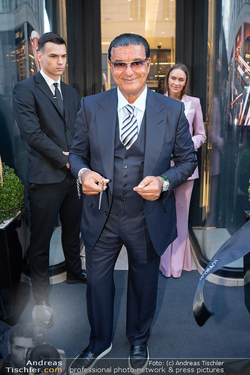 Boutique Opening - Jacob & Co Boutique Vienna - Mi 22.04.2026 - Jacob AROBO eröffnet den Store, Band durchschneiden42