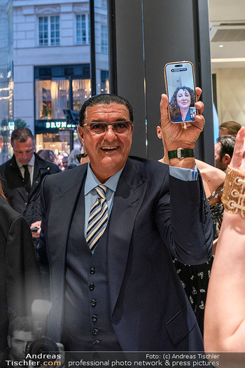 Boutique Opening - Jacob & Co Boutique Vienna - Mi 22.04.2026 - Jacob AROBO (Videotelefonat mit Ehefrau)88