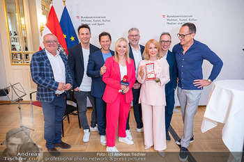 Goldenes Verdienstzeichen für Gerda Rogers - Haus des Sports, Wien - Mi 29.04.2026 - Gruppenfoto Team ö393
