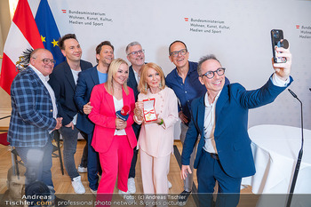 Goldenes Verdienstzeichen für Gerda Rogers - Haus des Sports, Wien - Mi 29.04.2026 - Gruppenfoto Team ö394