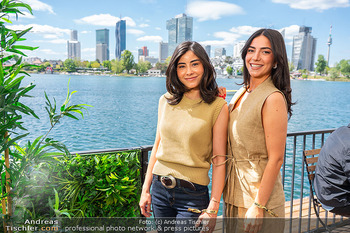 Floß-Opening und 105-Jahresfeier - Strandcafe Alte Donau, Wien - Fr 01.05.2026 - Models Erza und Ebru, hübsche junge Damen Frauen vor Wiener Sky1