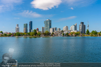 Floß-Opening und 105-Jahresfeier - Strandcafe Alte Donau, Wien - Fr 01.05.2026 - Skyline Wien an der alten Donau, blauer Himmel, Badewetter, Bade2