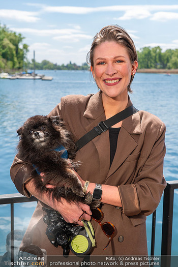 Floß-Opening und 105-Jahresfeier - Strandcafe Alte Donau, Wien - Fr 01.05.2026 - Selina GRAF (Portrait mit Hund)33