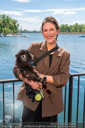 Floß-Opening und 105-Jahresfeier - Strandcafe Alte Donau, Wien - Fr 01.05.2026 - Selina GRAF (Portrait mit Hund)34