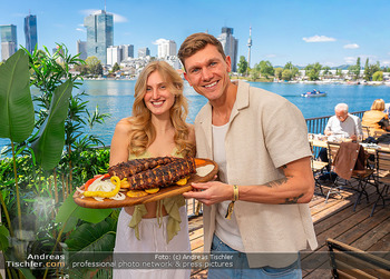 Floß-Opening und 105-Jahresfeier - Strandcafe Alte Donau, Wien - Fr 01.05.2026 - Roman SCHINDLER mit Freundin Patrizia46