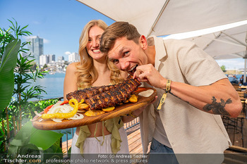 Floß-Opening und 105-Jahresfeier - Strandcafe Alte Donau, Wien - Fr 01.05.2026 - Roman SCHINDLER mit Freundin Patrizia47