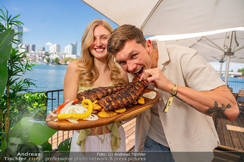Floß-Opening und 105-Jahresfeier - Strandcafe Alte Donau, Wien - Fr 01.05.2026 - Roman SCHINDLER mit Freundin Patrizia48