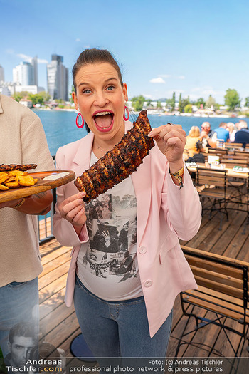 Floß-Opening und 105-Jahresfeier - Strandcafe Alte Donau, Wien - Fr 01.05.2026 - Conny KREUTER (schwanger)50