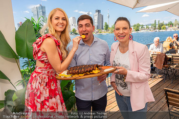 Floß-Opening und 105-Jahresfeier - Strandcafe Alte Donau, Wien - Fr 01.05.2026 - Conny KREUTER (schwanger), Ando YERITSYAN, Beatrice TURIN51