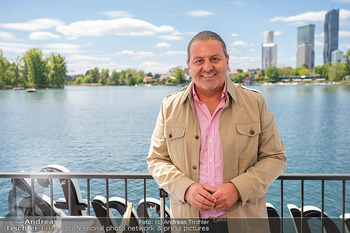 Floß-Opening und 105-Jahresfeier - Strandcafe Alte Donau, Wien - Fr 01.05.2026 - Leo LUGNER (Portrait vor Stadt Wien Skyline)70
