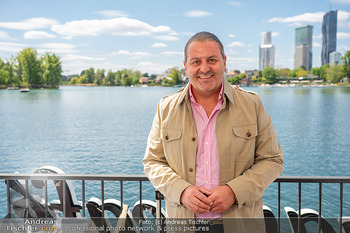 Floß-Opening und 105-Jahresfeier - Strandcafe Alte Donau, Wien - Fr 01.05.2026 - Leo LUGNER (Portrait vor Stadt Wien Skyline)71