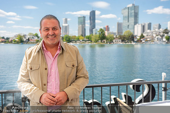 Floß-Opening und 105-Jahresfeier - Strandcafe Alte Donau, Wien - Fr 01.05.2026 - Leo LUGNER (Portrait vor Stadt Wien Skyline)72