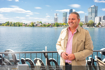 Floß-Opening und 105-Jahresfeier - Strandcafe Alte Donau, Wien - Fr 01.05.2026 - Leo LUGNER (Portrait vor Stadt Wien Skyline)73