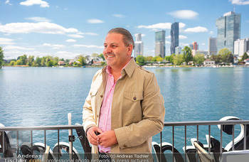 Floß-Opening und 105-Jahresfeier - Strandcafe Alte Donau, Wien - Fr 01.05.2026 - Leo LUGNER (Portrait vor Stadt Wien Skyline)74