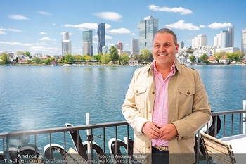 Floß-Opening und 105-Jahresfeier - Strandcafe Alte Donau, Wien - Fr 01.05.2026 - Leo LUGNER (Portrait vor Stadt Wien Skyline)75