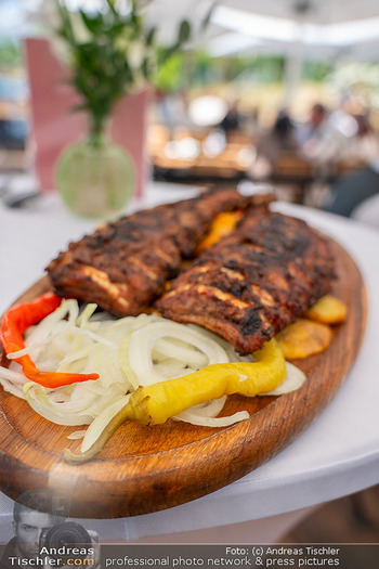 Floß-Opening und 105-Jahresfeier - Strandcafe Alte Donau, Wien - Fr 01.05.2026 - Ripperl mit Salat und Pfefferoni, Gastgarten Essen, Tradition, d98
