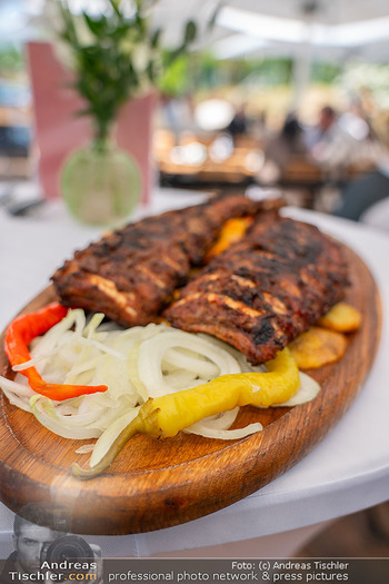 Floß-Opening und 105-Jahresfeier - Strandcafe Alte Donau, Wien - Fr 01.05.2026 - Ripperl mit Salat und Pfefferoni, Gastgarten Essen, Tradition, d99