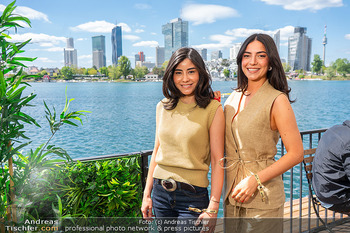 Floß-Opening und 105-Jahresfeier - Strandcafe Alte Donau, Wien - Fr 01.05.2026 - Models Erza und Ebru, hübsche junge Damen Frauen vor Wiener Sky101