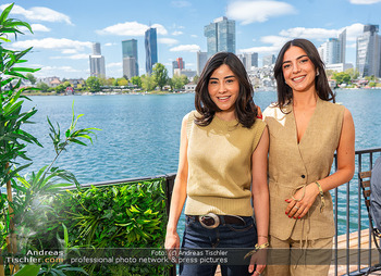 Floß-Opening und 105-Jahresfeier - Strandcafe Alte Donau, Wien - Fr 01.05.2026 - Models Erza und Ebru, hübsche junge Damen Frauen vor Wiener Sky102
