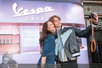 80 Jahre Vespa - Italienische Botschaft, Wien - Di 05.05.2026 - Models am Laufsteg machen Selfie157