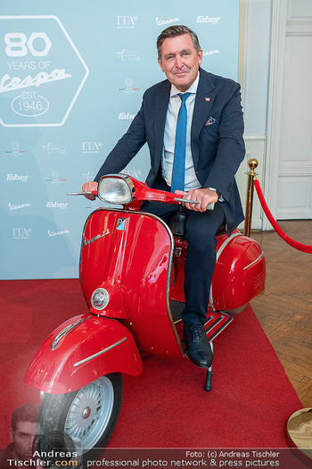 80 Jahre Vespa - Italienische Botschaft, Wien - Di 05.05.2026 - Verkehrsminister Peter HANKE auf Motorrad Roller Vespa190