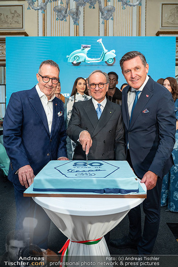 80 Jahre Vespa - Italienische Botschaft, Wien - Di 05.05.2026 - Peter HANKE, Giovanni PUGLIESE, Josef FABER mit Torte208