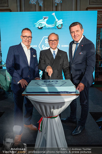 80 Jahre Vespa - Italienische Botschaft, Wien - Di 05.05.2026 - Peter HANKE, Giovanni PUGLIESE, Josef FABER mit Torte210