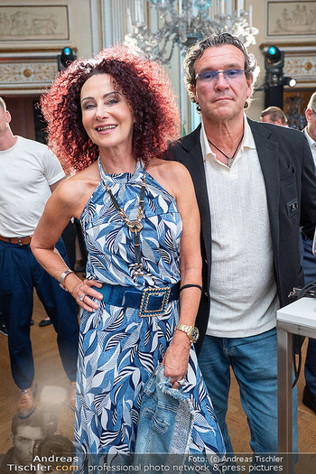 80 Jahre Vespa - Italienische Botschaft, Wien - Di 05.05.2026 - Christina LUGNER mit Martin212