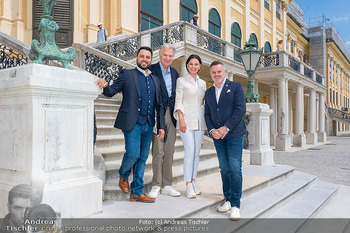 Fototermin vor Reitturnier - Schloss Schönbrunn, Wien - Sa 09.05.2026 - Herbert FECHTER, Paolo SCARIANO, Sonja KLIMA, Klaus PANHOLZER2