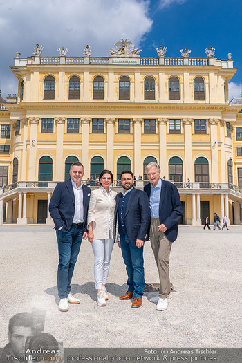 Fototermin vor Reitturnier - Schloss Schönbrunn, Wien - Sa 09.05.2026 - Herbert FECHTER, Paolo SCARIANO, Sonja KLIMA, Klaus PANHOLZER24