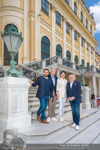 Fototermin vor Reitturnier - Schloss Schönbrunn, Wien - Sa 09.05.2026 - Herbert FECHTER, Paolo SCARIANO, Sonja KLIMA, Klaus PANHOLZER29