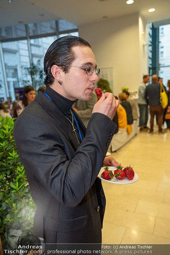 The sound of Europe - Bundesministerium für Land- und Forstwirtschaft - Sa 09.05.2026 - Luka ARANDELOVIC (Band Lavina, Serbien) genießt Österreichisch136