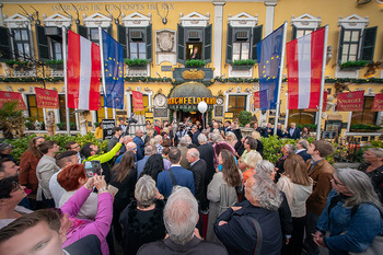80er Jazz Gitti - Marchfelderhof - Di 12.05.2026 - Großer Andrang vor dem Marchfelderhof, Übersichtsfoto, Gäste113
