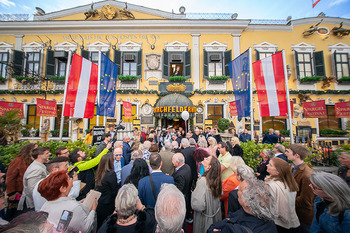 80er Jazz Gitti - Marchfelderhof - Di 12.05.2026 - Großer Andrang vor dem Marchfelderhof, Übersichtsfoto, Gäste115
