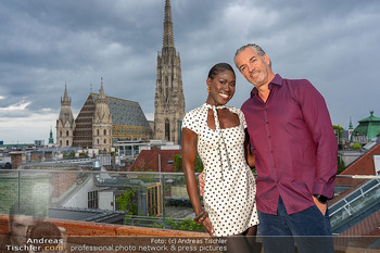 ESC Watch Party - Privates Penthouse, Wien - Sa 16.05.2026 - Aminata SANOGO mit Freund Peter LÖCKER101