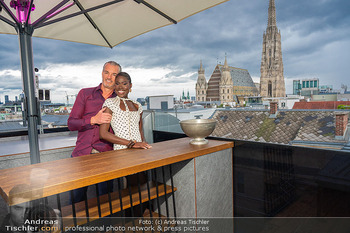 ESC Watch Party - Privates Penthouse, Wien - Sa 16.05.2026 - Aminata SANOGO mit Freund Peter LÖCKER112