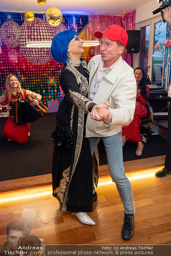 ESC Watch Party - Privates Penthouse, Wien - Sa 16.05.2026 - Heribert KASPER tanzt mit Domino BLUE126